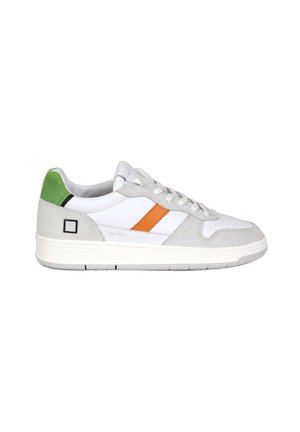 Sneaker bianco con accenti arancioni e grigi. Presenta una tomaia in pelle liscia, un tallone in suede verde e una suola in gomma testurizzata.