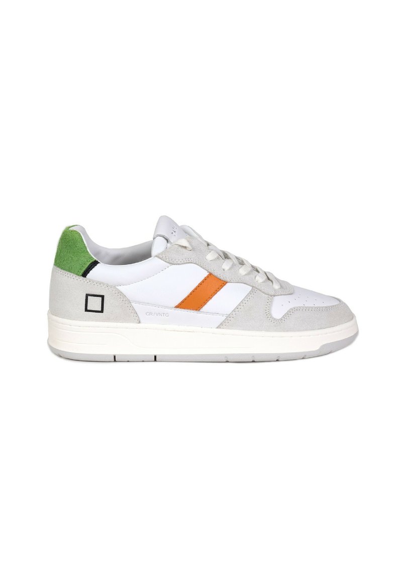 Sneaker bianco con accenti arancioni e grigi. Presenta una tomaia in pelle liscia, un tallone in suede verde e una suola in gomma testurizzata.