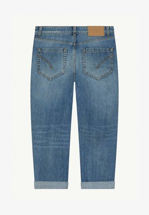 Jeans in denim di colore azzurro, con un design a gamba dritta, orli arrotolati, due tasche posteriori con cuciture a contrasto e un'etichetta del marchio color cuoio.