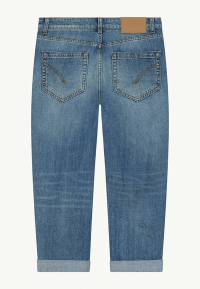 Jeans in denim di colore azzurro, con un design a gamba dritta, orli arrotolati, due tasche posteriori con cuciture a contrasto e un'etichetta del marchio color cuoio.