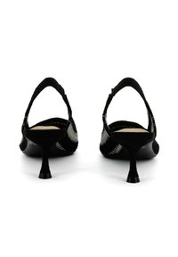 Tacchi neri a fascia con un upper testurizzato, caratterizzati da un tacco sottile e un retro aperto. Il design enfatizza una silhouette classica.