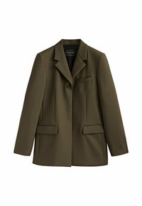 Veste blazer vert olive à un bouton, avec revers crantés, deux poches à rabat sur le devant et une poche poitrine passepoilée, conçue pour un port formel.