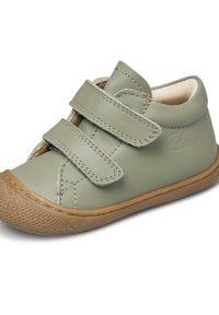 Scarpa in pelle verde con due cinturini in Velcro regolabili, punta tonda, suola in gomma testurizzata e cuciture lungo i bordi.