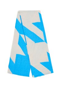 Zachte textielscarf met blauwe zigzagpatronen op een lichtbeige achtergrond. De randen zijn iets rafelig voor extra textuur.