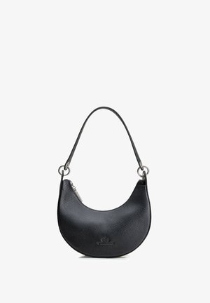 Sac bandoulière en cuir texturé noir en forme de croissant avec une seule bandoulière et une tirette de fermeture éclair argentée.