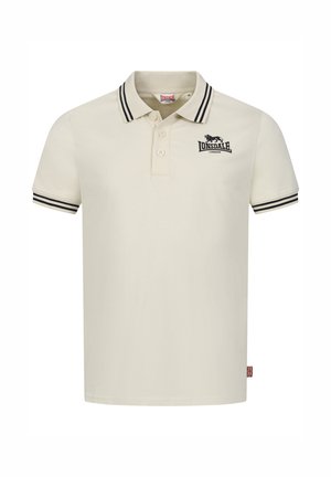 Camisa polo beige de algodón, con un cuello y puños a rayas negras, dos botones y un pequeño logo en el pecho.