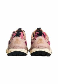 Calzature caratterizzate da un motivo a macchie rosa e nere, materiale scamosciato, una suola crema maculata e linguette sul tallone per una facile calzata.