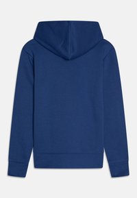 Felpa con cappuccio blu navy, dotata di tasca a marsupio, polsini e orlo a costine, e una texture morbida. Presenta dettagli cuciti sulle maniche.