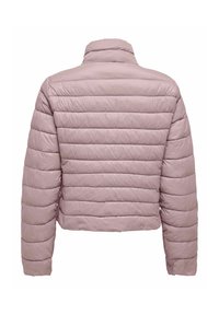 Kottitud, lühikese lõikega puhvjakker heledas lilas, kõrge kaela ja pikkade varrukatega, horisontaalse õmblusega isolatsiooni jaoks.