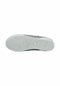 Zapatilla texturizada gris con suela de goma blanca. La suela presenta un patrón en forma de ola para mayor agarre y tiene un logo circular en el centro.