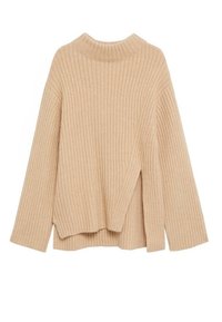 Pull côtelé beige en maille avec manches longues, col rond haut et fentes latérales dans une coupe ample et décontractée.