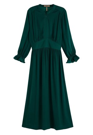 Vestido midi de manga larga verde oscuro con cintura fruncida, puños con volantes y escote con cremallera frontal sobre fondo blanco.