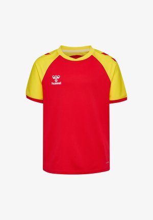 Rød sportstrøje med gule raglanærmer. Den har rund halsudskæring og et lille logo på brystet. Fremstillet af letvægtsstof.