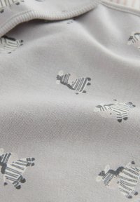 Material de culoare gri deschis cu o textură moale, prezentând un model de figuri de animale mici cu dungi de culoare gri închis și alb.