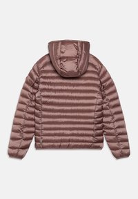 Giacca leggera e isolante in un colore mauve spento. Presenta un design trapuntato, cappuccio attaccato e polsini elasticizzati. Texture liscia e lucida.