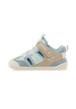 Leichter Kletterschuh aus einer Mischung von weichem blauem, grünem und beigem Mesh und Wildleder, mit einer Gummisohle und verstellbarem Riemen.