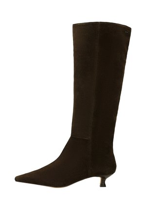 Knee-high brązowe zamszowe botki z walcowatym noskiem i kocim obcasem, charakteryzujące się elegancką, gładką teksturą i minimalistycznym wzornictwem.