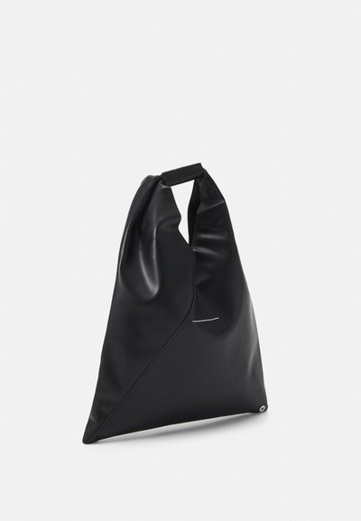 Bolsa de couro preta com um design dobrado único, uma alça superior e uma textura suave. Apresenta um detalhe de costura de destaque na frente.