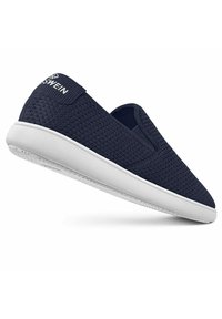 Granatowe buty slip-on z przewiewną meshową cholewką, białą gumową podeszwą i minimalistycznym designem. Posiadają elastyczne akcenty dla łatwego zakładania.