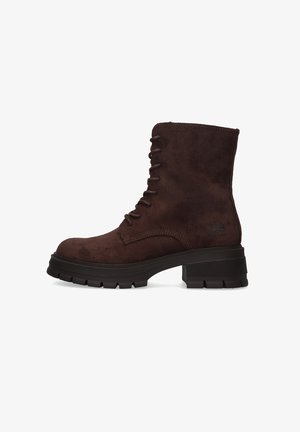 Dunkelbrauner Wildleder Schnürstiefel mit dickem Sohlenprofil und niedrigem Blockabsatz, seitlichem Logodetail.