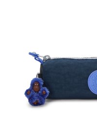 Marinblå dragkedjefodral i texturerat tyg, med en blå fluffig gorillanyckelring som fäste och en rund logotyp-märke.