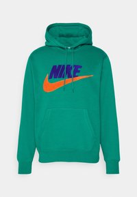 Sudadera de algodón verde con un bolsillo canguro, que presenta un logo "NIKE" en púrpura y un swoosh en naranja. Capucha con cordón y puños acanalados.