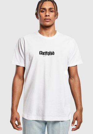 Hvid bomulds T-shirt med en sort grafisk tekst "GhETTOkid" i midten. Korte ærmer, rund hals og en afslappet pasform.