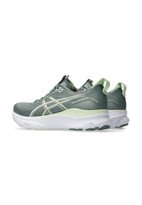 Sportliche Schuhe mit einem hellgrünen und grauen Mesh-Obermaterial, einer weißen Zwischensohle und einer strukturierten Außensohle. Asics-Logo an der Seite und Ferse.