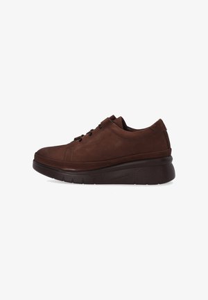 Brauner Wildlederschuh mit runder Zehenpartie, Schnürdesign, gepolsterter Kragen und einer kontrastierenden, dunkel strukturierten Gummisohle für zusätzlichen Schwung.