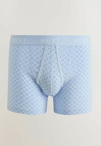 Boxeri pentru bărbați de culoare albastru deschis, cu modele mici în cruce de culoare albastru închis și o chingă elastică albastră asortată, cu marca „NEXT”.