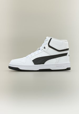Λευκό και μαύρο sneaker Puma ψηλού τύπου με κορδόνια και μαύρη σόλα, εμφανιζόμενο από το πλάι σε ουδέτερο φόντο.