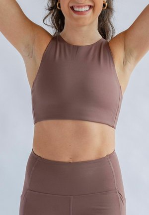 Braun Sport-BH mit hohem Hals und ärmellosem Design, aus glattem Stoff gefertigt. Er sitzt eng und passt gut zu hochtaillierten Leggings.