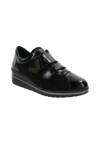 Scarpa nera caratterizzata da una combinazione di finiture lucide e opache, con cinturini regolabili e decorazioni in metallo. Suola a zeppa bassa.