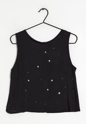 Schwarzes ärmelloses Top aus leichtem Stoff, dekoriert mit verstreuten silbernen Sternapplikationen. Hängt an einem schwarzen Metallkleiderbügel.
