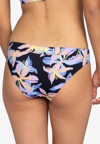 Schwarzer Bikini-Unterteil mit buntem Blumenmuster in Pastellfarben, Roxy-Logo am Bund und einem schlanken, figurbetonten Design.