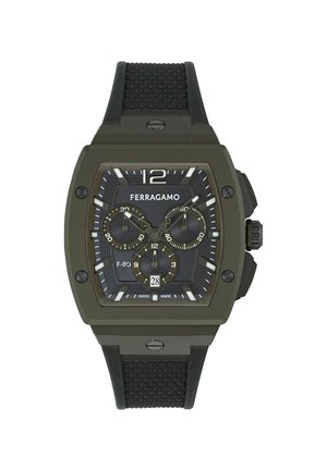 Kwadratowy czarny zegarek na rękę Ferragamo z trzema podtarczami, okienkiem daty na godzinie 6, teksturowanym czarnym paskiem gumowym i widoczną koronką po prawej stronie.