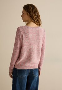 Pullover lavorato a maglia in un motivo melange rosa e blu, con maniche lunghe e polsini a coste. Rifinito con un collo arrotondato e orlo dritto.