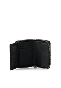 Billetera de piel negra con un acabado texturizado, cierre de cremallera, compartimentos para tarjetas en el interior y un bolsillo de malla que presenta un patrón de logotipo sutil.