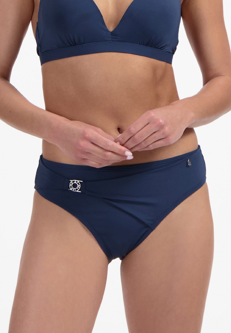 Set di bikini blu navy con top triangolare e slip a vita bassa, realizzato in tessuto liscio e elastico con un accento di logo metallico.