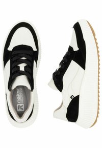 Baskets noir et blanc avec tige en suede et synthétique, dotées d'une épaisse semelle blanche et d'une semelle extérieure en caoutchouc texturé. Design à lacets.