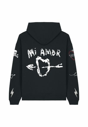 Sudadera negra con texto gráfico blanco "Mi Amor," diseño de corazón y flecha. Presenta calaveras, rayos y acentos elaborados en las mangas.