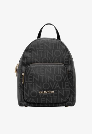 Schwarzer Rucksack mit strukturierter Oberfläche, geprägtem Logo und einer vorderen Reißverschlusstasche mit goldenen Hardware-Akzenten. Abgerundete Oberseite und verstellbare Träger.
