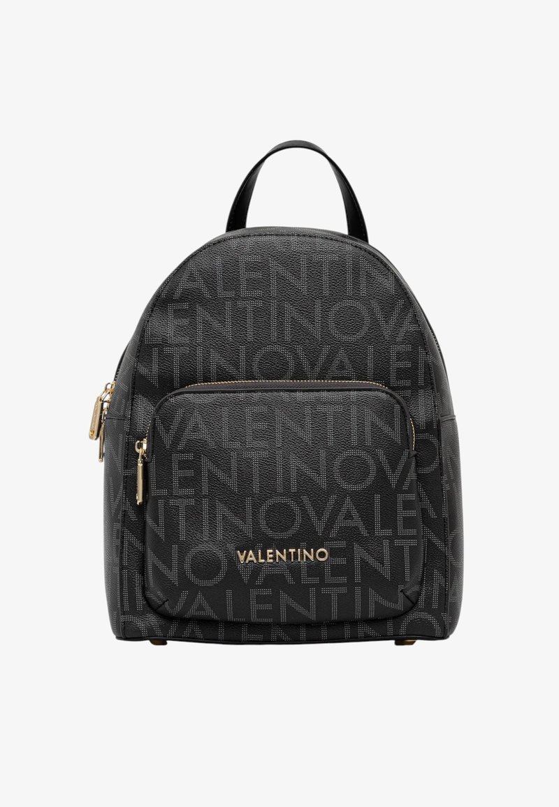 Zaino nero con finitura testurizzata, branding in rilievo e una tasca frontale con zip e dettagli in hardware dorato. Parte superiore arrotondata e spallacci regolabili.