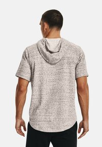 Under Armour RIVAL TERRY - Apdrukāts T-krekls - white