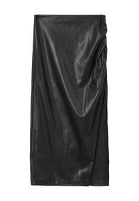 Jupe en cuir noir avec une texture lisse, dotée d'un tissu drapé et d'une fente sur un côté, conçue dans une silhouette crayon.