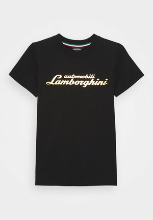 T-shirt noir à manches courtes avec texte doré "automobili Lamborghini" sur la poitrine et encolure ronde avec bordure rouge, blanche et verte à l’intérieur.