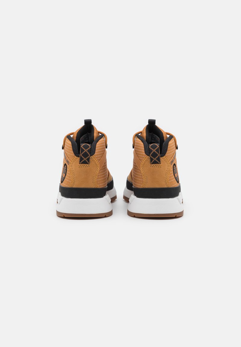 Brązowe skórzane sneakersy wysokie z czarnymi akcentami, fakturowana tkanina, biała podeszwa środkowa i gumowa podeszwa. Posiadają uchwyt oraz detal z logo.
