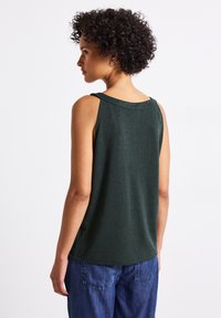 Un top sans manches vert foncé avec un col rond, fabriqué en tissu doux. Le dos présente un design simple sans embellissements.