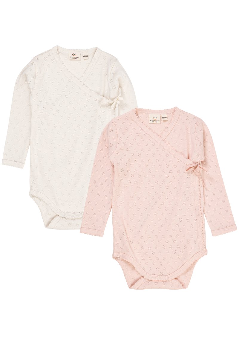 To lange ermer baby bodyer i hvit og rosa. Begge har et teksturert mønster, omslagsdesign og knapplukking nederst.