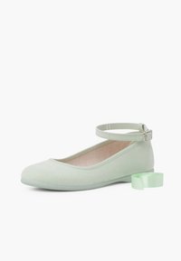Bailarina verde claro con tira de tobillo, hecha de material suave. Presenta una punta redondeada y una suela flexible. Incluye una cinta a juego.
